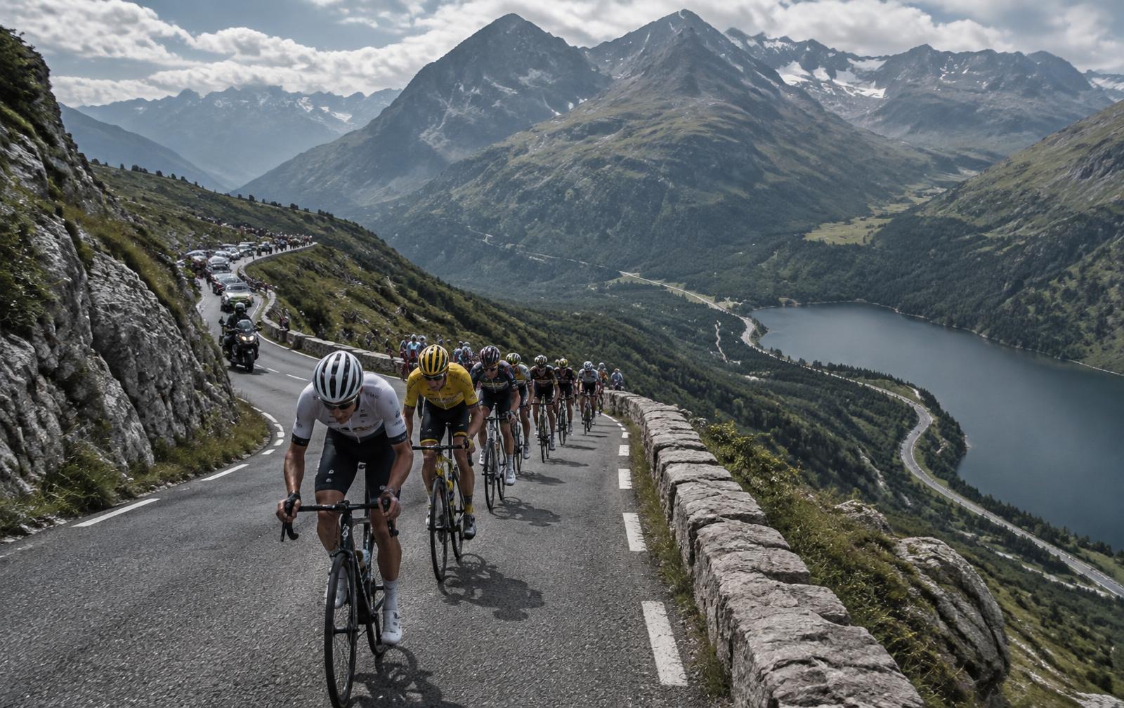 Ciclistas disputando uma subida de montanha